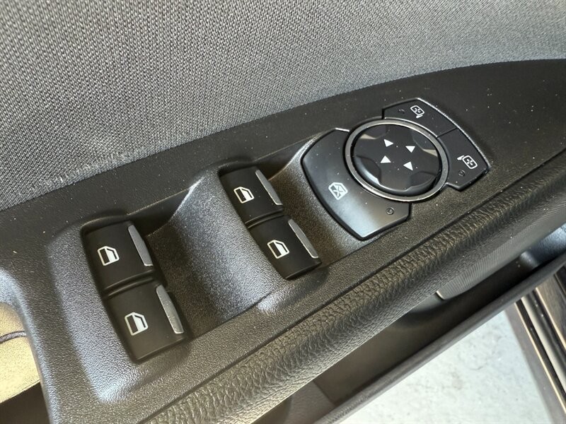 Ford Fusion Vehicle Full-screen Gallery Image 24