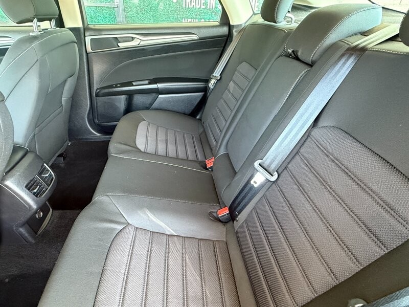 Ford Fusion Vehicle Full-screen Gallery Image 25