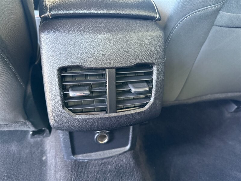 Ford Fusion Vehicle Full-screen Gallery Image 26