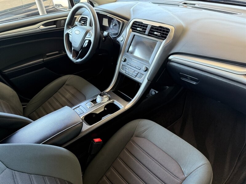 Ford Fusion Vehicle Full-screen Gallery Image 27