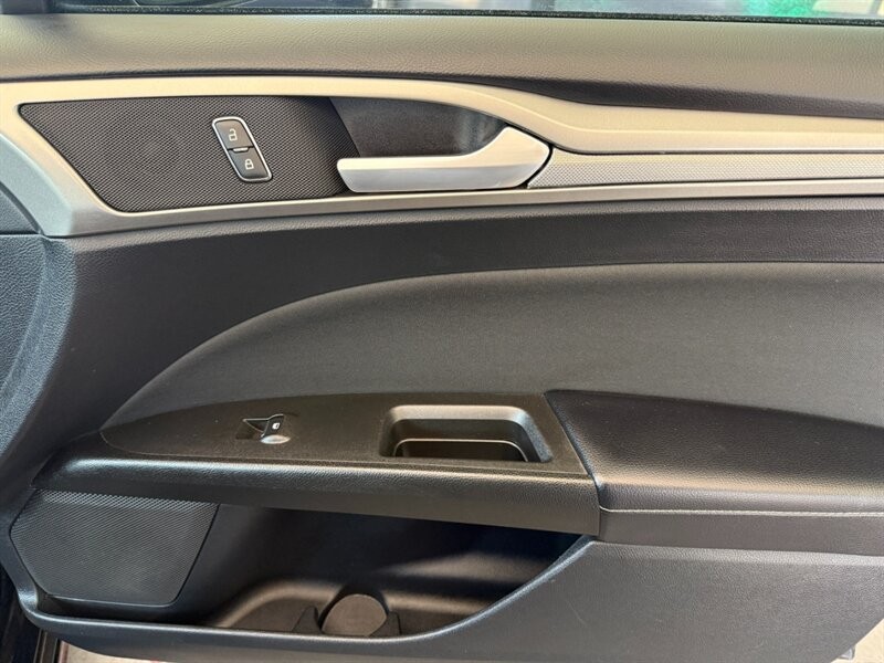 Ford Fusion Vehicle Full-screen Gallery Image 28