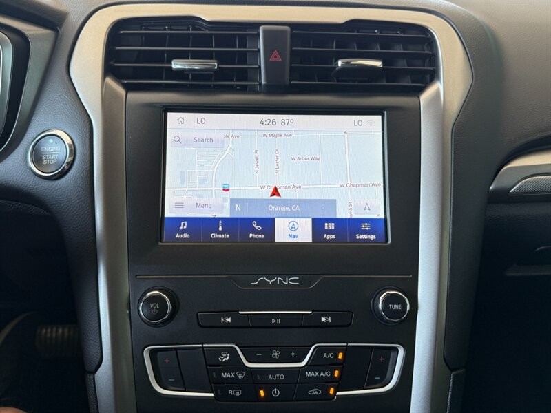Ford Fusion Vehicle Full-screen Gallery Image 32