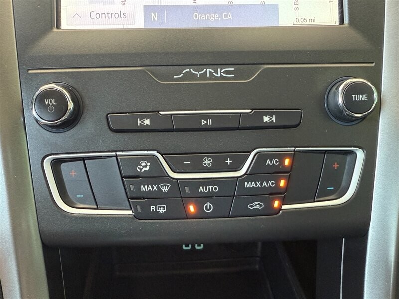 Ford Fusion Vehicle Full-screen Gallery Image 35