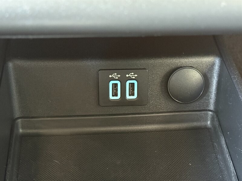 Ford Fusion Vehicle Full-screen Gallery Image 36