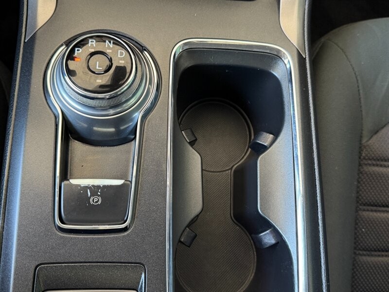 Ford Fusion Vehicle Full-screen Gallery Image 37