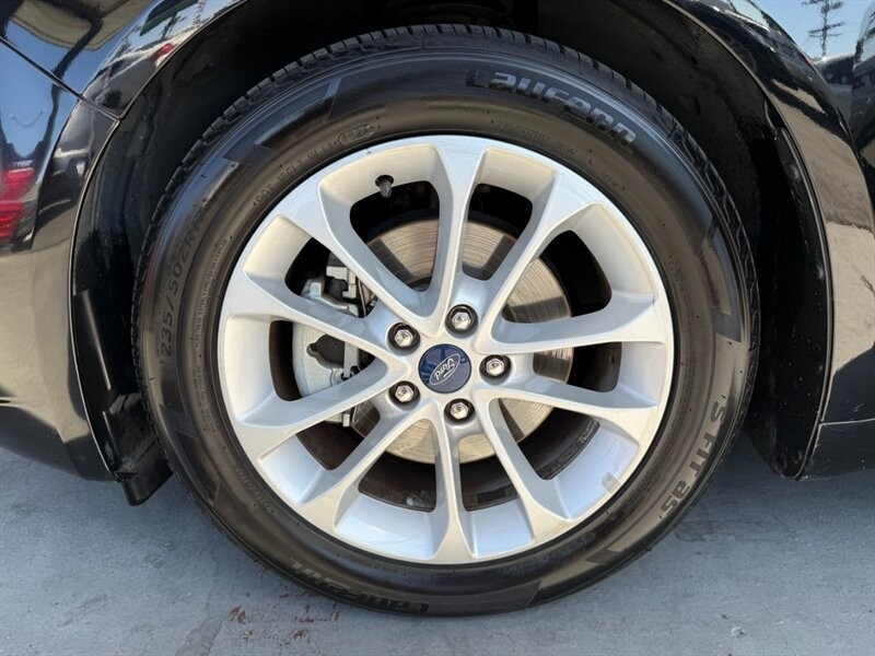 Ford Fusion Vehicle Full-screen Gallery Image 40