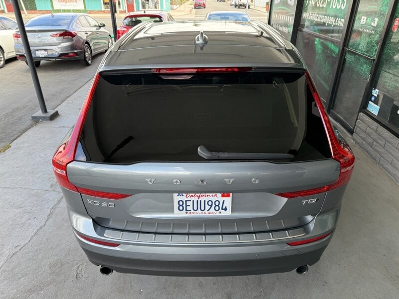 Volvo XC60 Vehicle Full-screen Gallery Image 15