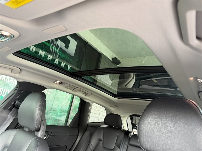 Volvo XC60 Vehicle Full-screen Gallery Image 17