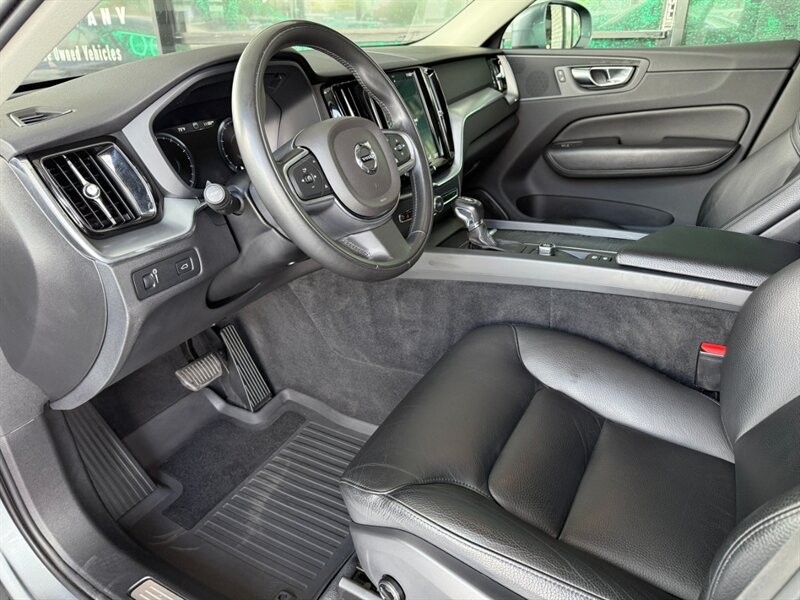 Volvo XC60 Vehicle Full-screen Gallery Image 18