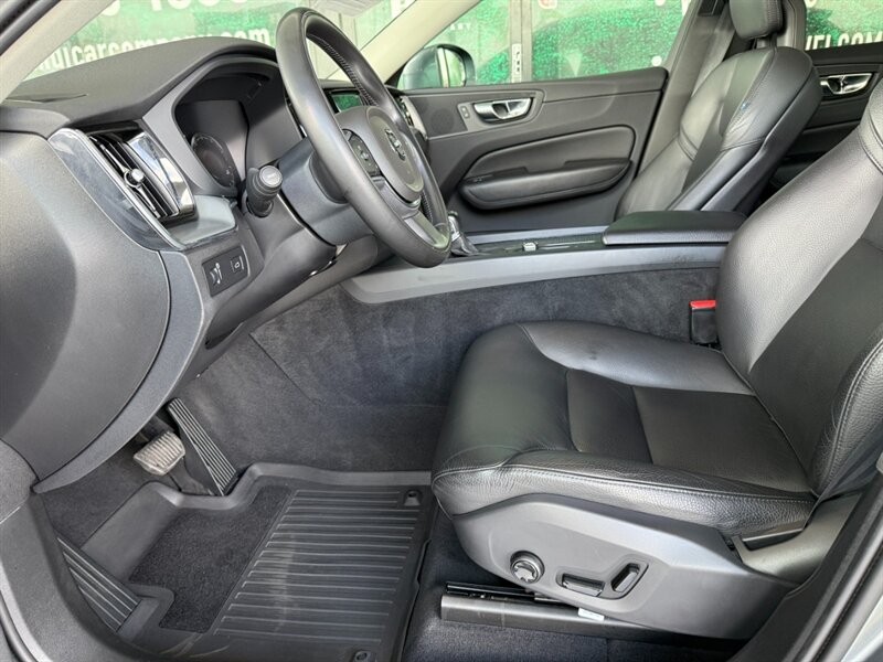 Volvo XC60 Vehicle Full-screen Gallery Image 19