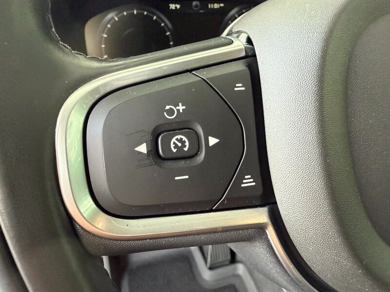 Volvo XC60 Vehicle Full-screen Gallery Image 23