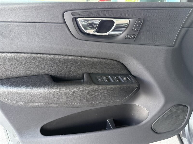 Volvo XC60 Vehicle Full-screen Gallery Image 25