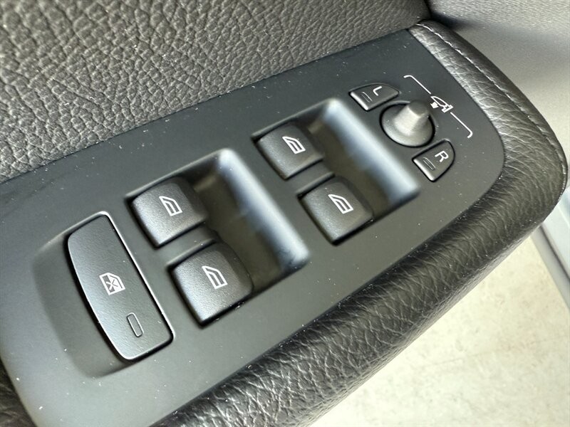 Volvo XC60 Vehicle Full-screen Gallery Image 26