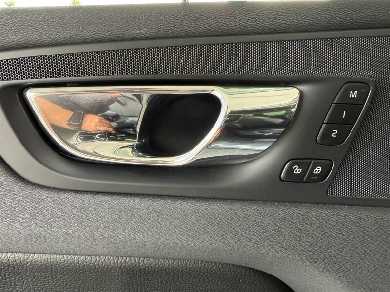 Volvo XC60 Vehicle Full-screen Gallery Image 27