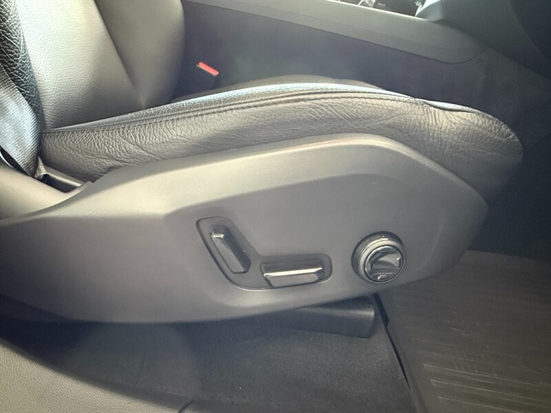 Volvo XC60 Vehicle Full-screen Gallery Image 30