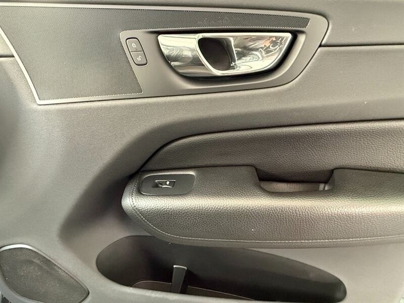 Volvo XC60 Vehicle Full-screen Gallery Image 31