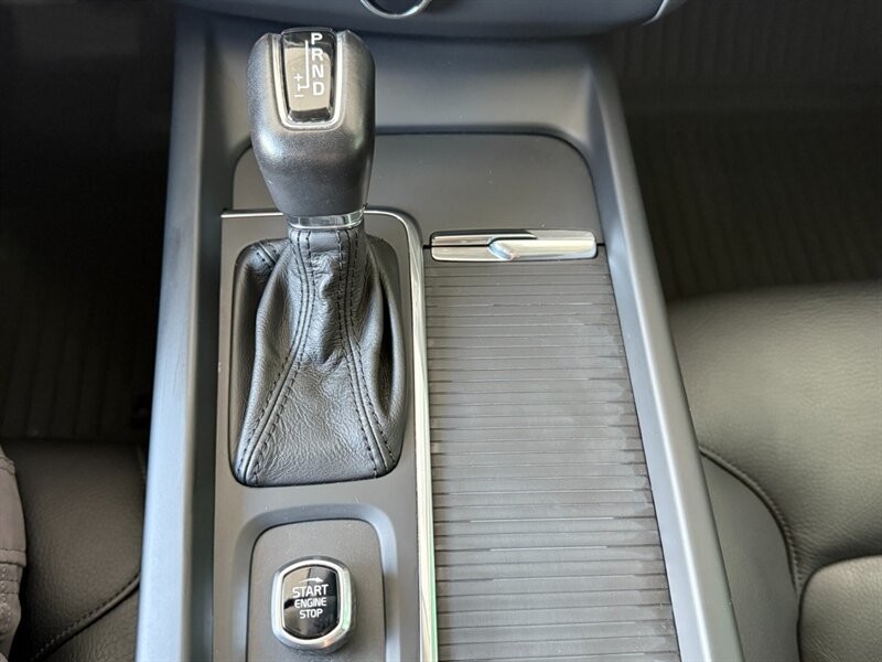 Volvo XC60 Vehicle Full-screen Gallery Image 36