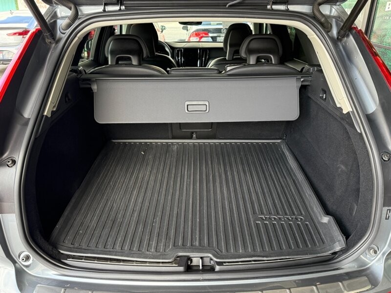 Volvo XC60 Vehicle Full-screen Gallery Image 38