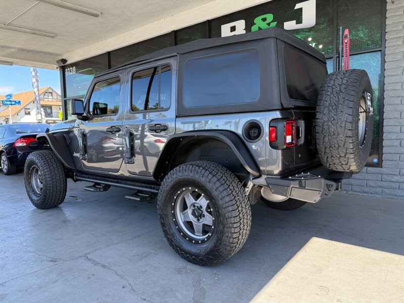 Jeep Wrangler Unlimited Vehicle Full-screen Gallery Image 06