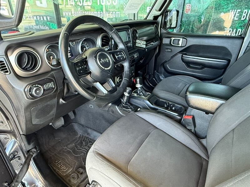 Jeep Wrangler Unlimited Vehicle Full-screen Gallery Image 24