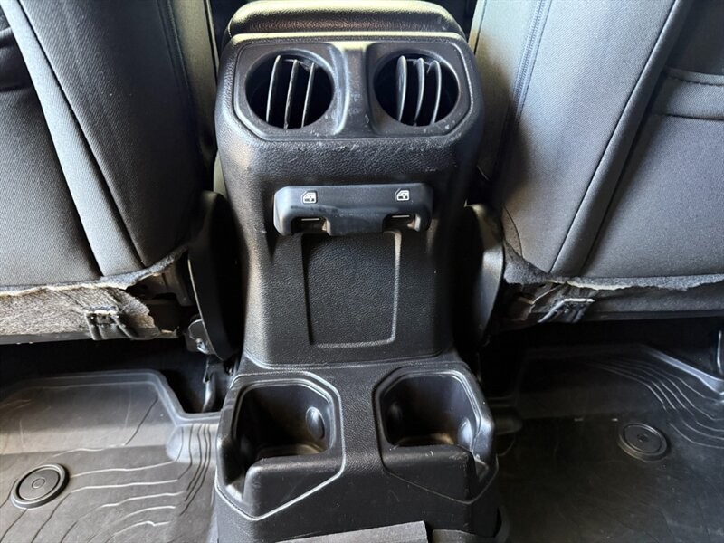 Jeep Wrangler Unlimited Vehicle Full-screen Gallery Image 33