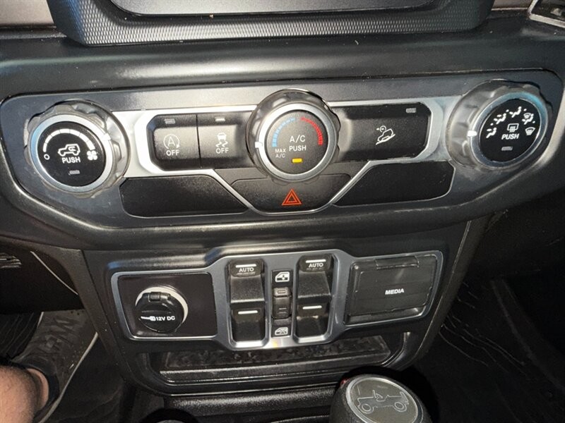 Jeep Wrangler Unlimited Vehicle Full-screen Gallery Image 40