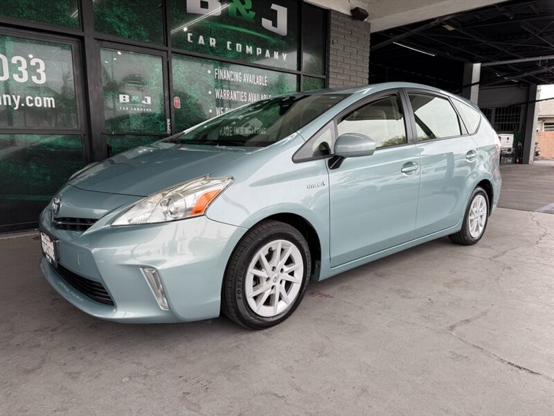 Toyota Prius v Vehicle Full-screen Gallery Image 01