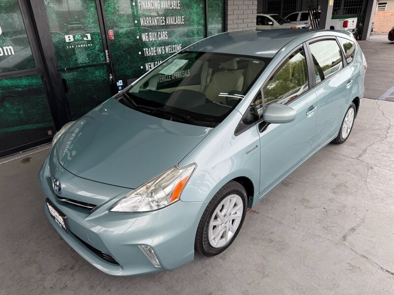 Toyota Prius v Vehicle Full-screen Gallery Image 02