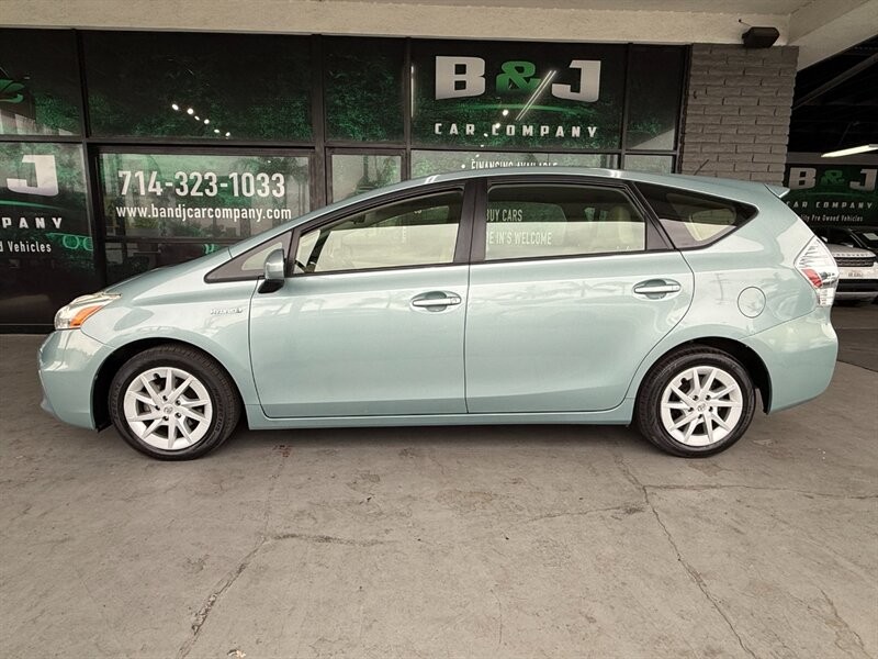 Toyota Prius v Vehicle Full-screen Gallery Image 04