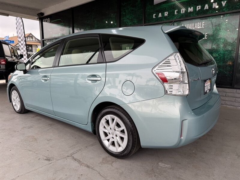Toyota Prius v Vehicle Full-screen Gallery Image 06