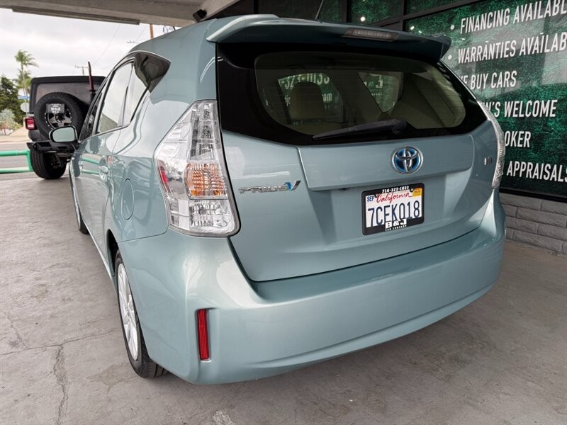 Toyota Prius v Vehicle Full-screen Gallery Image 07