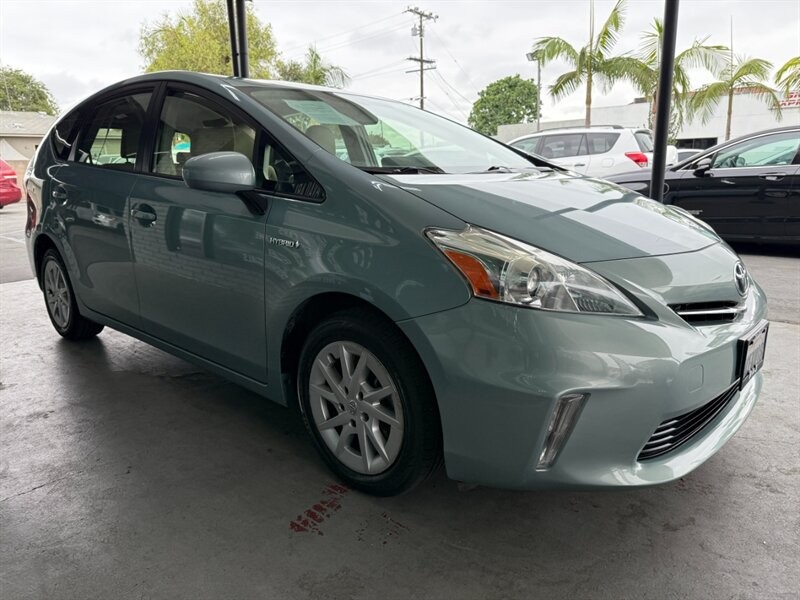 Toyota Prius v Vehicle Full-screen Gallery Image 08