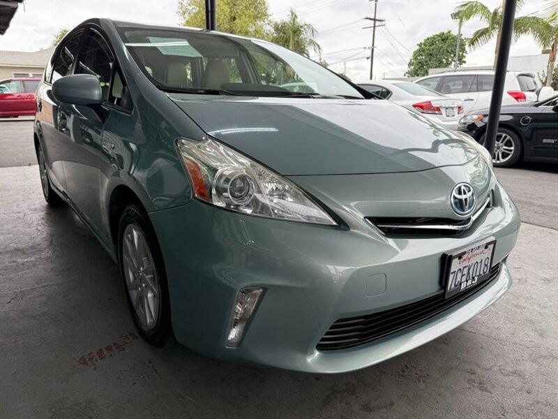 Toyota Prius v Vehicle Full-screen Gallery Image 09