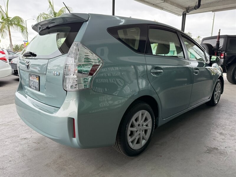 Toyota Prius v Vehicle Full-screen Gallery Image 10