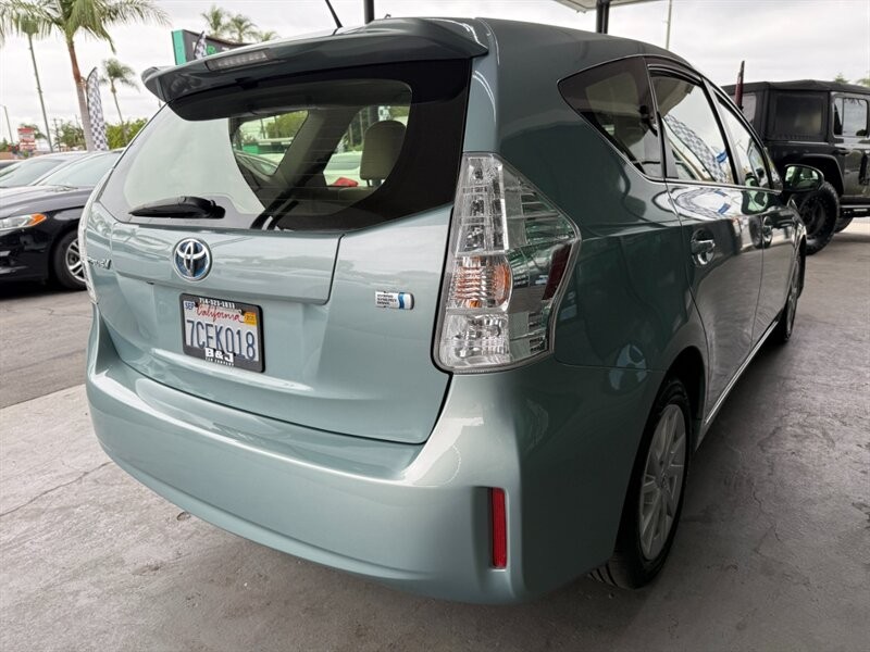 Toyota Prius v Vehicle Full-screen Gallery Image 11