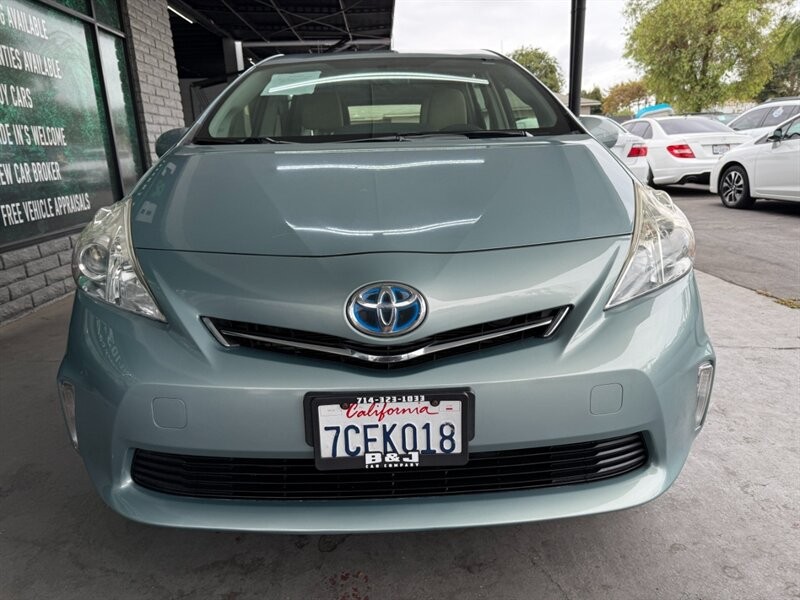 Toyota Prius v Vehicle Full-screen Gallery Image 12