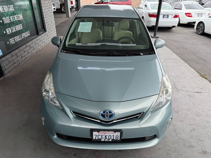 Toyota Prius v Vehicle Full-screen Gallery Image 13