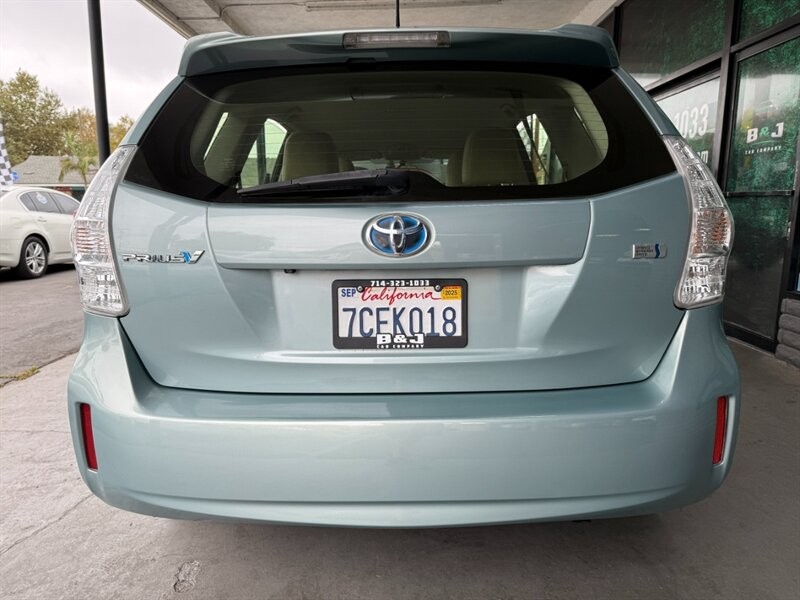 Toyota Prius v Vehicle Full-screen Gallery Image 14