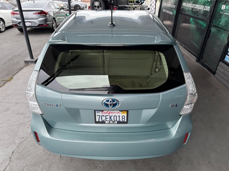Toyota Prius v Vehicle Full-screen Gallery Image 15