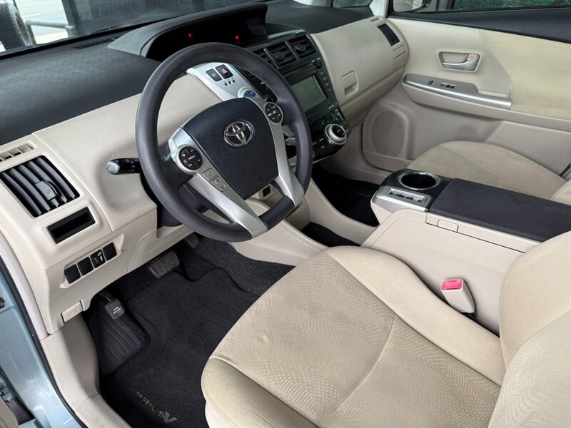 Toyota Prius v Vehicle Full-screen Gallery Image 16