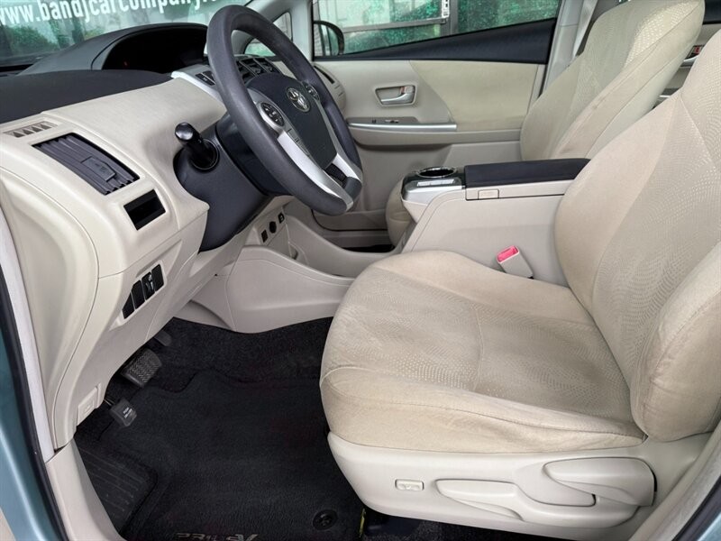 Toyota Prius v Vehicle Full-screen Gallery Image 17