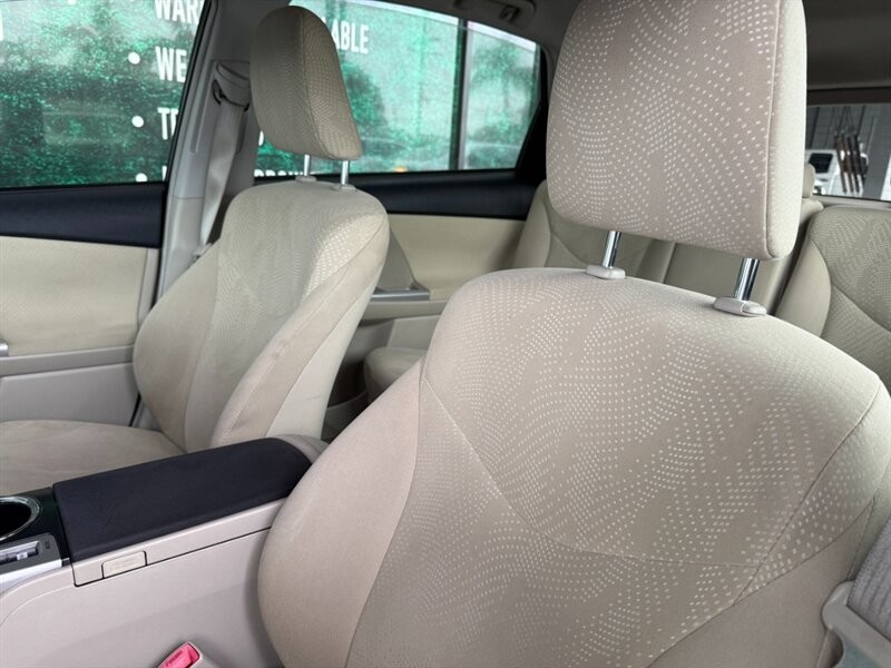 Toyota Prius v Vehicle Full-screen Gallery Image 18