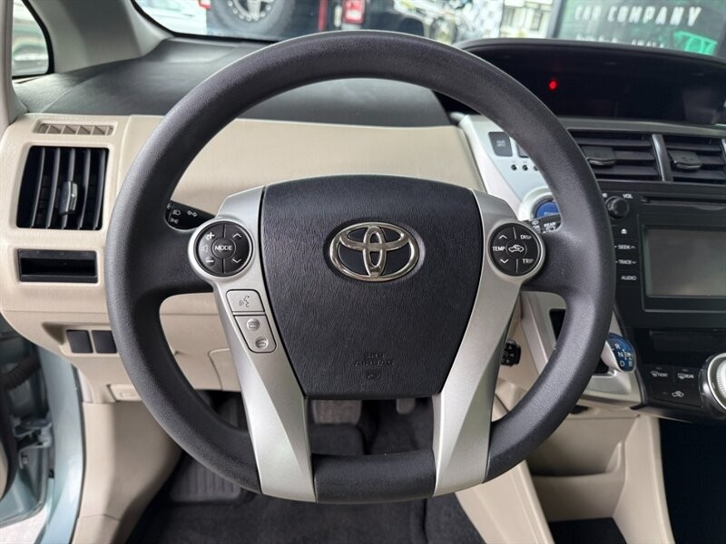Toyota Prius v Vehicle Full-screen Gallery Image 19