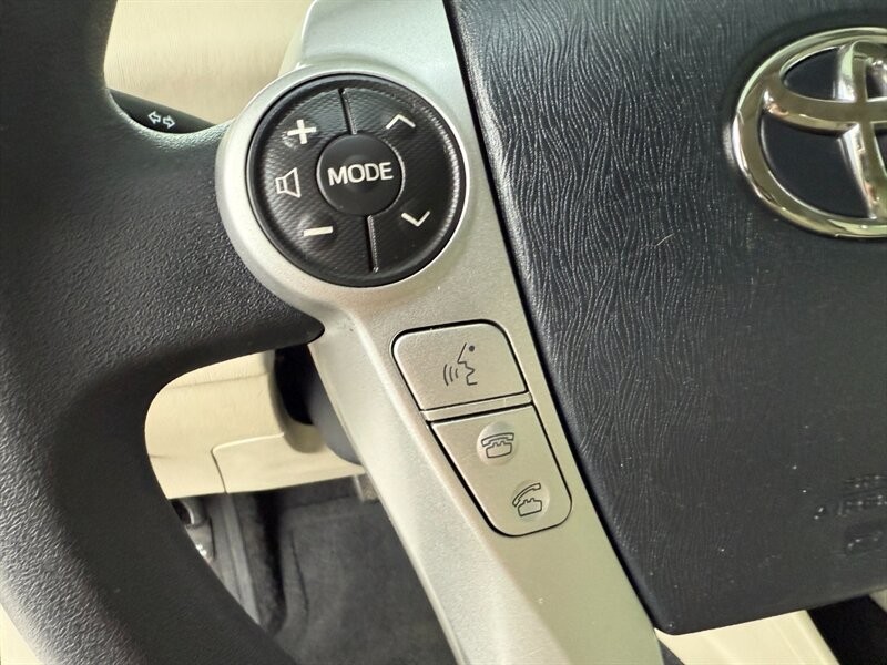 Toyota Prius v Vehicle Full-screen Gallery Image 20