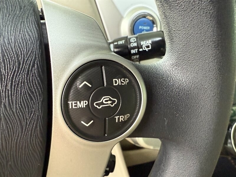 Toyota Prius v Vehicle Full-screen Gallery Image 21