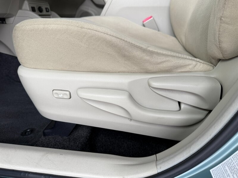 Toyota Prius v Vehicle Full-screen Gallery Image 22