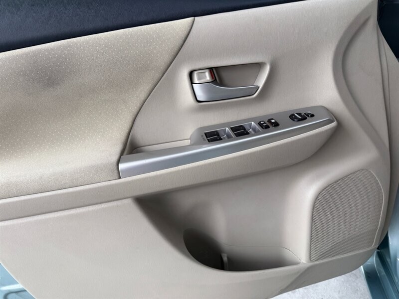 Toyota Prius v Vehicle Full-screen Gallery Image 23