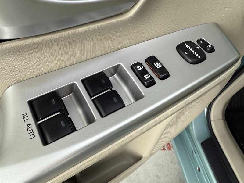 Toyota Prius v Vehicle Full-screen Gallery Image 24