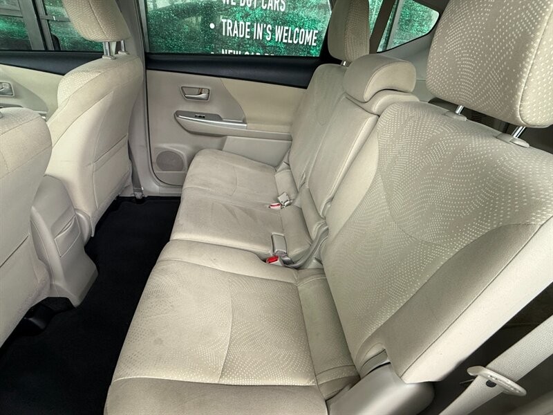 Toyota Prius v Vehicle Full-screen Gallery Image 25