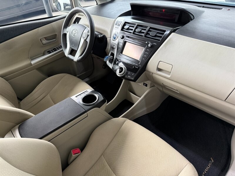 Toyota Prius v Vehicle Full-screen Gallery Image 26